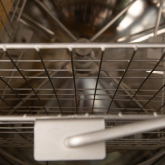 Extractor de miel Łysoń Basic 4 cuadros. Reversible manual con manivela P60